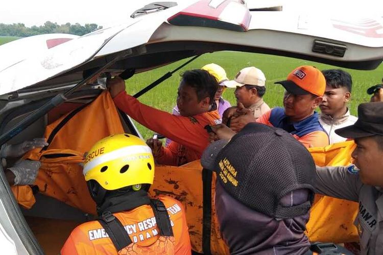 Sejumlah Petugas BPBD Indramayu, BPBD Cirebon, dan Basarnas Pos Cirebon mengevakuas satu siswi yang tenggelam saat kegiatan Pramuka pada Sabtu (17/2/2024). Dua siswi SDN 1 Lajer Tukdana, lainnya telah ditemukan sebelumnya