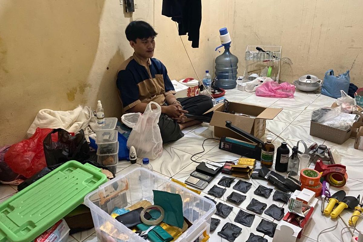Anggota Satuan Reserse (Satres) Narkoba Polres Metro Jakarta Selatan menggerebek sebuah rumah yang digunakan sebagai pembuatan tembakau sintetis di kawasan Pandeglang, Banten.