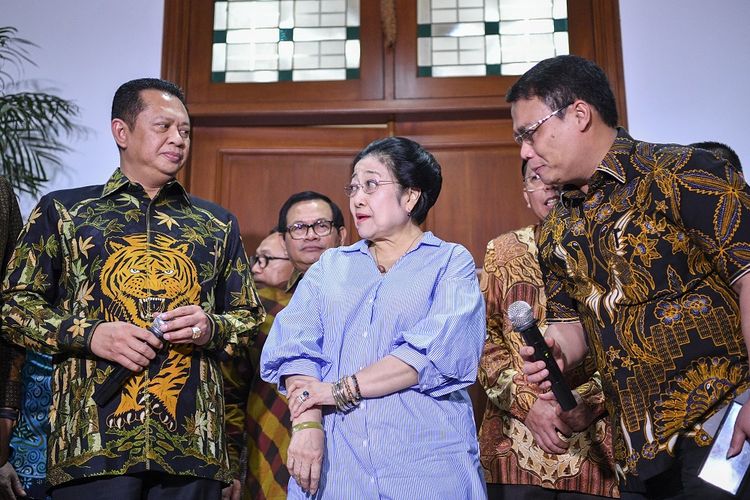 Presiden ke-5 RI Megawati Soekarnoputtri (tengah) berbincang dengan Ketua MPR Bambang Soesatyo (kiri) dan Wakil Ketua MPR Ahmad Basarah (kanan) disela memberikan keterangan pers di kediaman Megawati, di Jakarta, Kamis (10/10/2019). ANTARA FOTO/Nova Wahyudi/ama.
