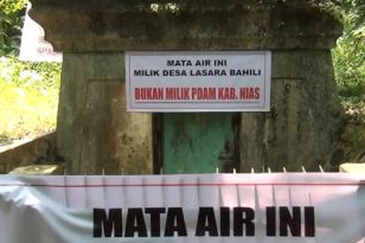 salah satu spanduk dipajang di sekitar sumber mata air.