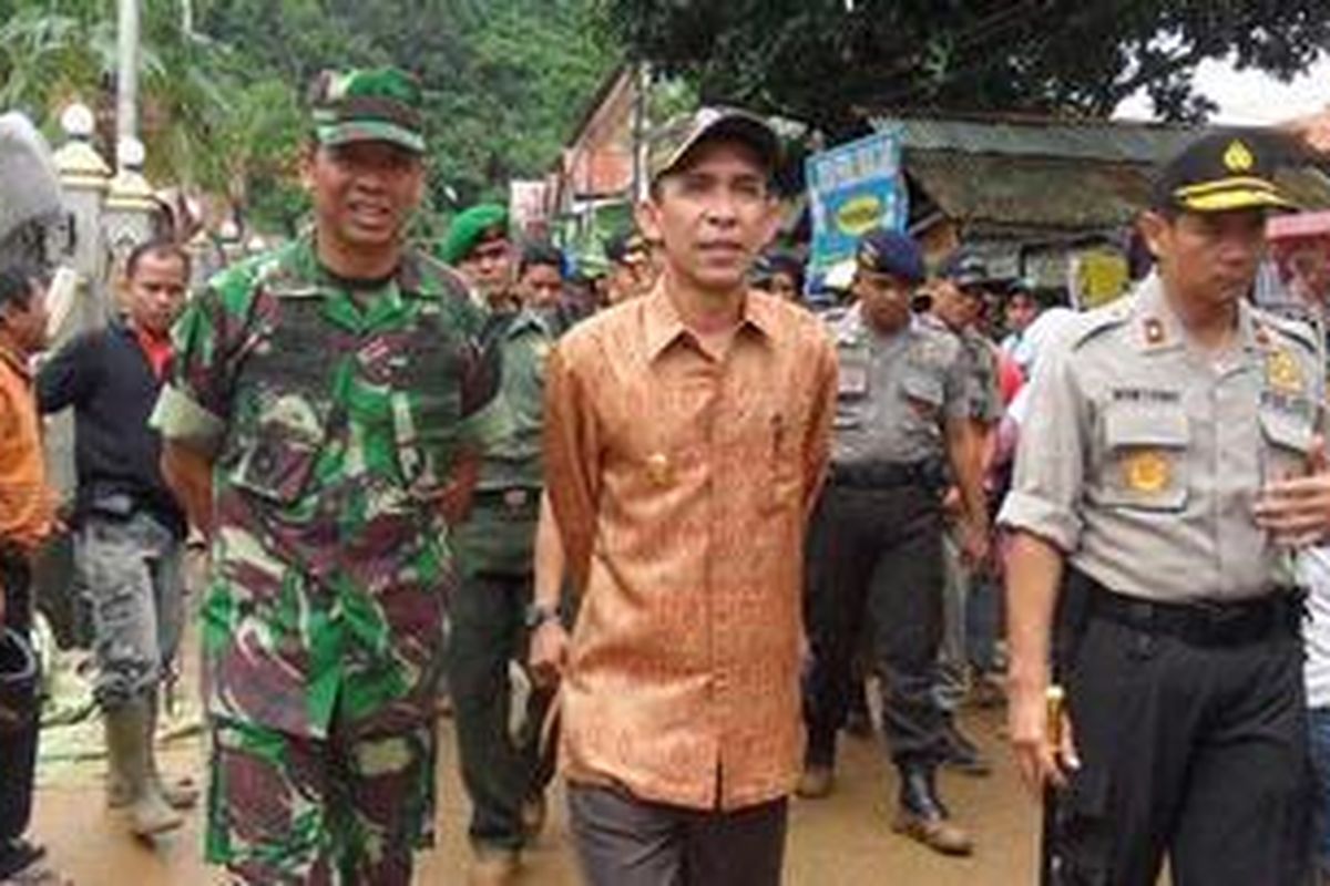 Wakil Gubernur Maluku, Said Assagaf didampingi Pangdam XVI Pattimura, Kapolda Maluku, serta sejumlah pejabat lainnya, Kamis siang mengunjungi sejumlah lokasi bencana di Kota Ambon. 