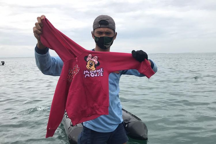 Temuan pakaian di sekitar tempat penyelaman tim Kopaska TNI AL saat operasi SAR pesawat Sriwijaya Air di perairan Kepulauan Seribu, Jakarta pada Minggu (10/1/2021).