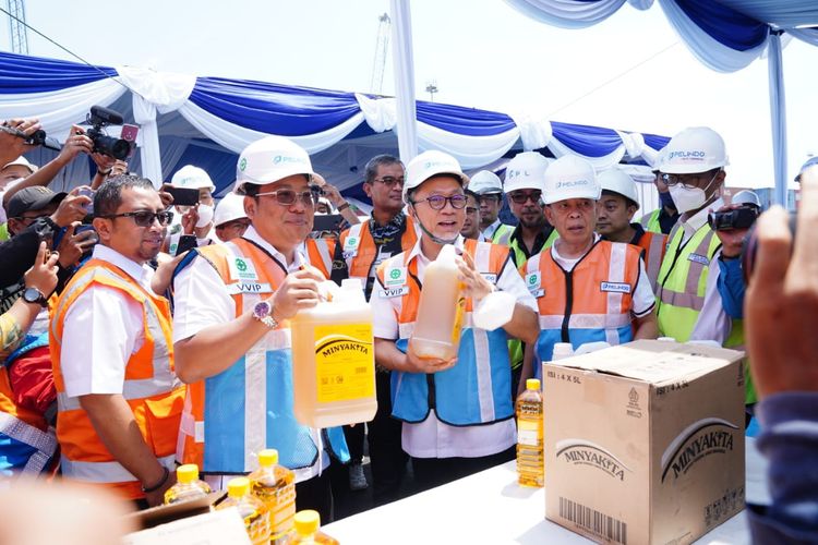 Menteri Perdagangan Zulkifli Hasan melepas pengiriman 36 kontainer Minyakita melalui tol laut dari Pelabuhan Tanjung Perak, Surabaya, Jawa Timur ke Maluku Utara, Sabtu (24/9/2022). 