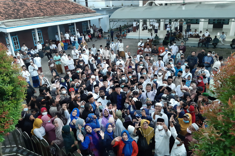 Kedatangan AHY di Ponpes Miftahul Ulum Lumajang dikerumuni santri dan masyarakat  Sabtu (23/4/2022)