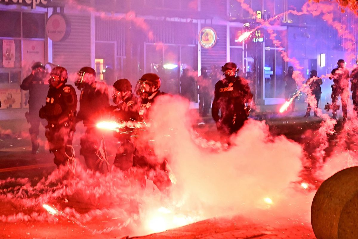 Kembang api dilempar ke arah polisi anti-huru hara ketika demonstrasi berujung kerusuhan Los Angeles pecah di Negara Bagian California, Amerika Serikat, 9 Juni 2025. Los Angeles ricuh setelah terjadi penggerebekan imigran ilegal di kawasan Little Tokyo.