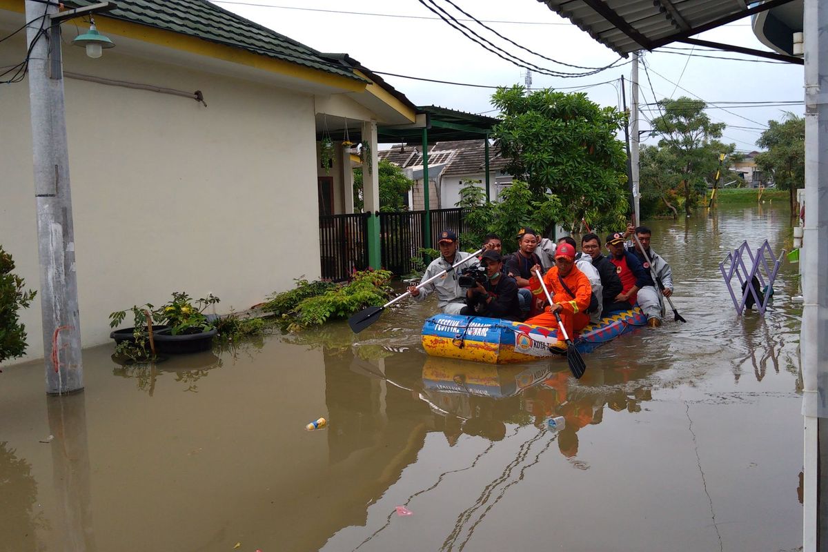 Evakuasi korban banjir di Garden City Residence Periuk Tangerang, Minggu (2/2/2020)