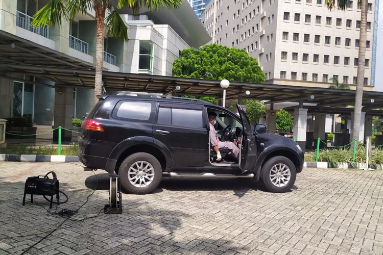 Layanan uji emisi bagi kendaraan roda empat digelar gratis di Kantor Wali Kota Jakarta Barat, pada Rabu (3/11/2021). 