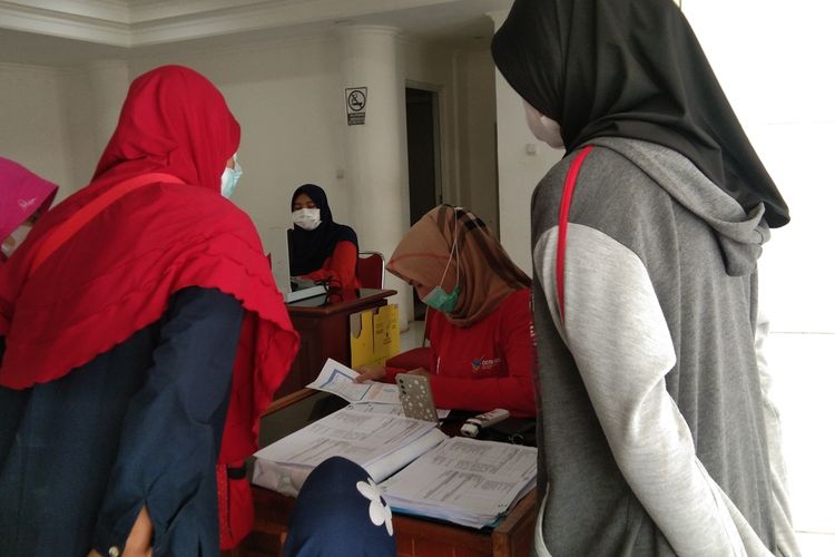 Seorang warga tengah mengikuti vaksinasi di Sentra Vaksinasi Aula Husni Hamid, Komplek Kantor Pemkab Karawang, Senin (4/4/2022).