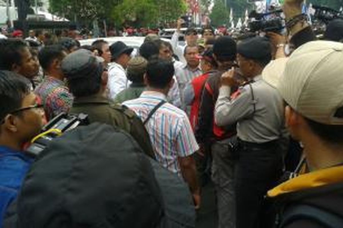 Massa pendukung Prabowo-Hatta memprotes polisi yang hendak menderek mobil mereka karena diparkir di area terlarang, yakni di depan gedung Kementerian Koordinator Bidang Perekonomian, Jalan Medan Merdeka Barat, Jakarta Pusat, Jumat (8/8/2014).