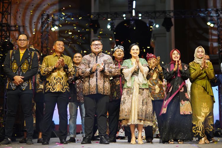 Bupati Kediri Hanindhito Himawan Pramana saat membuka pagelaran Kediri Fashion Batik Festival (KFBF) 2023 di Monumen Simpang Lima Gumul, Sabtu (11/11/2023).