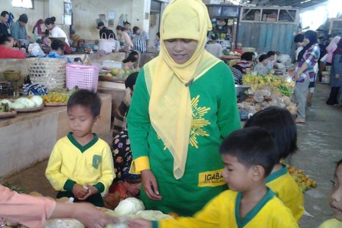 Anak-anak TK Aishiyah Bustanul Athfal Kota Magelang belajar bertransaksi jual beli di pasar tradisional Kebonpolo Kota Magelang, Jumat (20/9/2013).