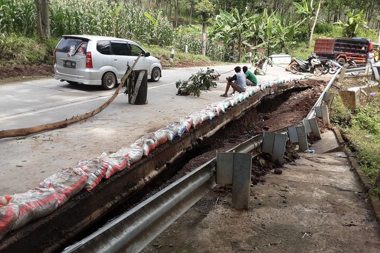 Jalan Raya Pageruyung Kendal, Jawa Tengah, yang longsor. KOMPAS.COM/ SLAMET PRIYATIN