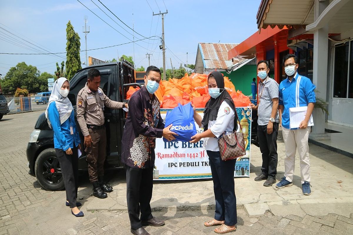 Pembagian bantuan dari program IPC Berbagi Ramadhan