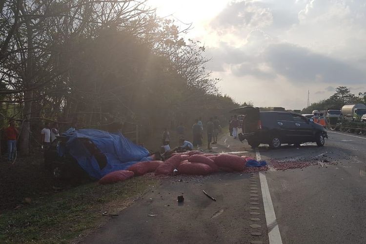 Kecelakaan beruntun terjadi di Jalan Tol Tangerang - Merak, Sabtu (14/9/2019). Tiga kendaraan terlibat hingga menyebabkan sembilan orang terluka.