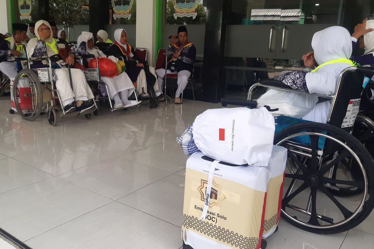 Calon jemaah haji Embarkasi Solo bersiap diberangkatkan ke Tanah Suci, Senin (5/5/2025).