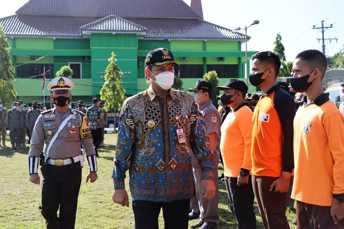 Bupati Wonogiri, Joko Sutopo mengecek pasukan dalam Apel Gelar Pasukan Operasi Ketupat Candi di Alun-alun Giri Krida Bhakti, Kabupaten Wonogiri, Jumat (22/4/2022).