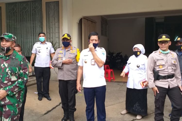 Pembagian 3000 nasi bungkus di Kembangan, Jakarta Barat 