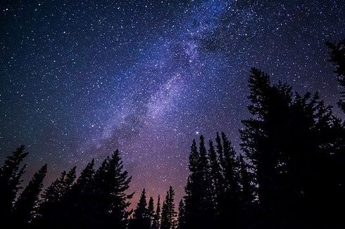 Mengapa Bintang Tampak Berwarna Putih dan Berkelap-kelip di Langit?