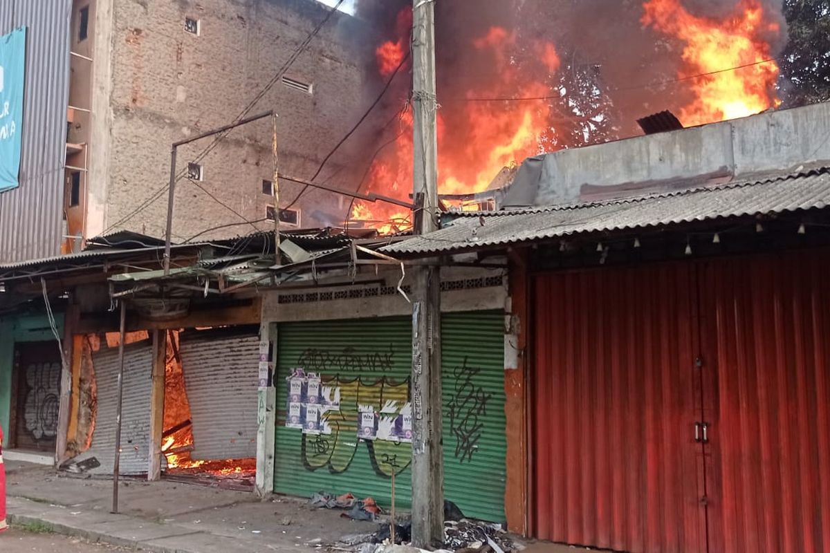 Petugas Damkar Kota Bekasi saat memadamkan api yang menghabiskan tiga unit ruko kosong di Jalan Alternatif Cibubur, Jatisampurna, Kota Bekasi, Kamis (10/5/2023).
