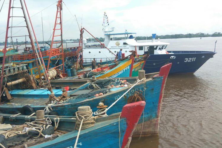 Kapal Pengawas Perikanan Hiu 11 saat tiba di dermaga Stasiun PSDKP Pontianak membawa lima kapal nelayan asal Vietnam yang ditangkap di perairan Indonesia (26/4/2017)