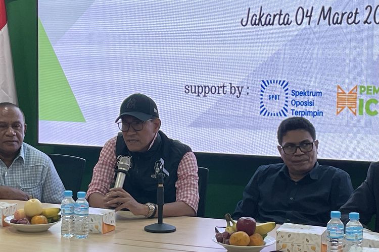 Sejumlah aktivis yang tergabung dalam Spektrum Oposisi Terpimpin (SPOT) menyatakan bahwa akan menjadi oposisi untuk pemerintah selanjutnya. Koordinator SPOT Faizal Assegaf mengatakan bahwa pihaknya ingin memelihara sikap kritis terhadap pemerintah. Konpers digelar di di kawasan Pancoran, Jakarta Selatan, Senin (4/3/2024). Turut hadir Refly Harun (kiri).