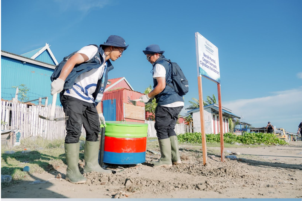 Bersama dengan 15 relawan dari berbagai BUMN, Pertamina melakukan pembersihan sampah, edukasi tentang pengelolaan sampah dan pembuatan bak sampah Di Merauke