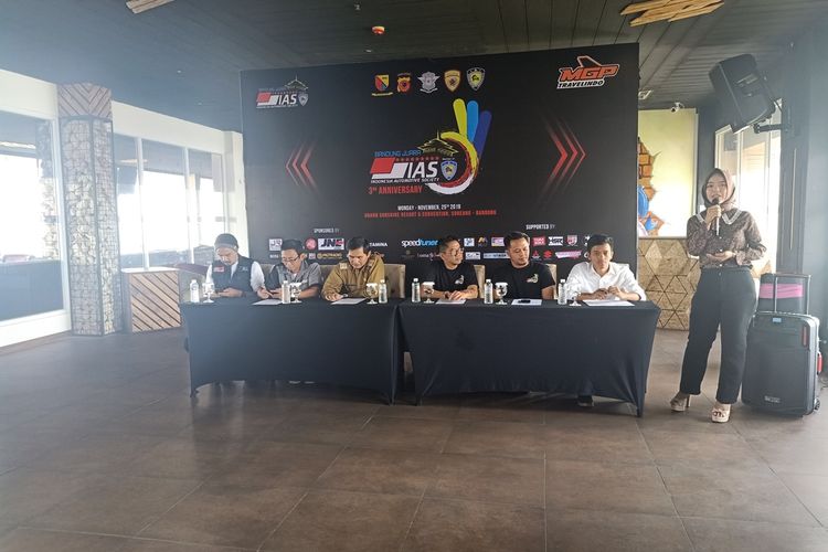 Konferensi pers 3rd Anniversary Indonesia Automotive Society (IAS) Bandung Juara di Grand Sunshine Resort & Convention, Soreang, Kabupaten Bandung, Senin (25/11/2019).