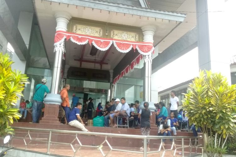 Ratusan warga mengantre untuk membeli tiket kapal di Kantor Pelni Ambon di kawasan Jalan DI Panjaitan Ambon, Jumat (18/10/2019)