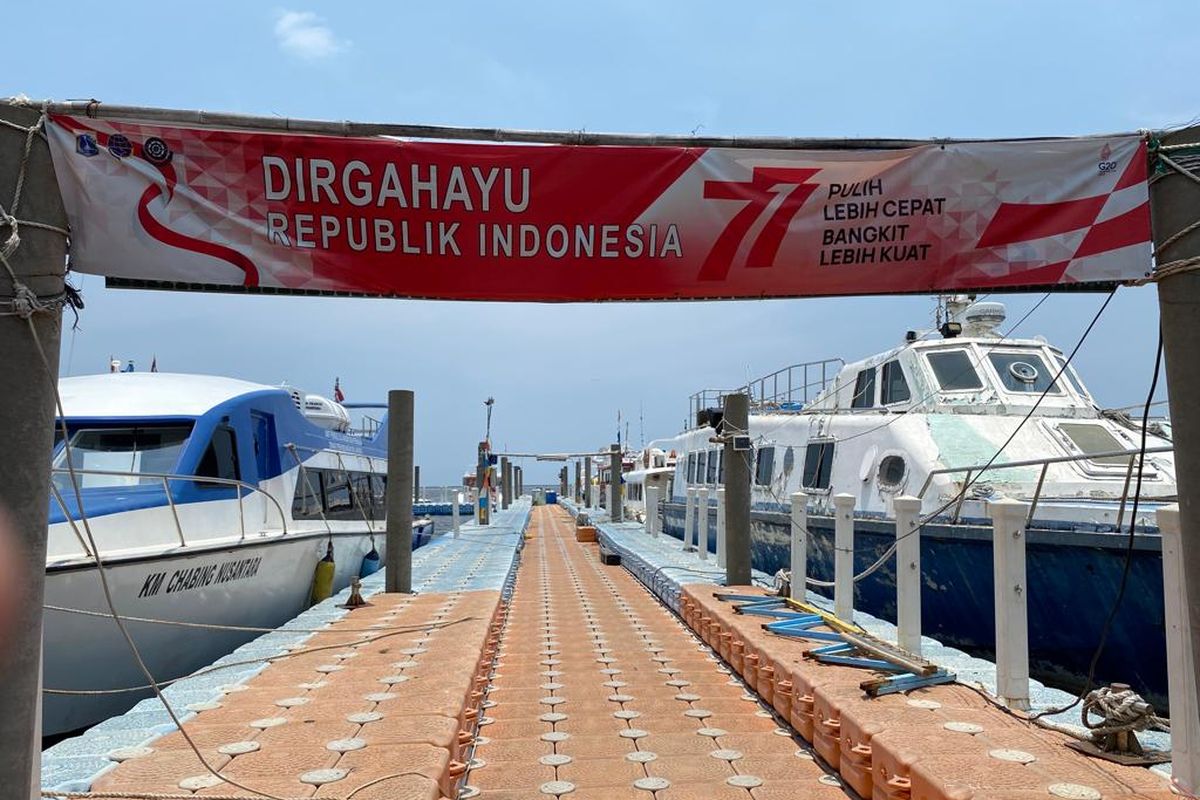 Suasana dermaga Pelabuhan Muara Angke, Jakarta Utara yang dipenuhi kapal sedang bersandar setelah mengangkut penumpang. 