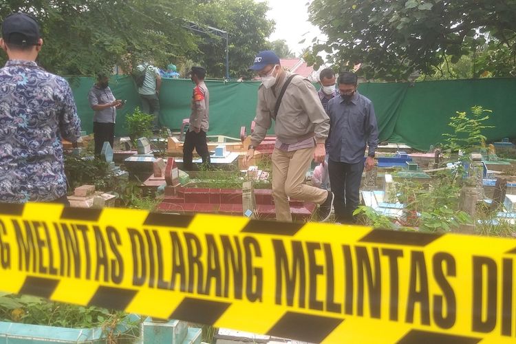 Proses otopsi jenazah AM (17) santri pondok pesanreen gontor yang diduga tewas akibat menjadi korban penganiayaan, Kamis (8/9/2022).