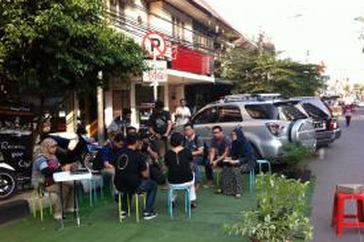 Komunitas pencinta ruang publik berinteraksi di ruang publik di pinggir Jalan Cikini Raya, Jumat (20/9/2013).