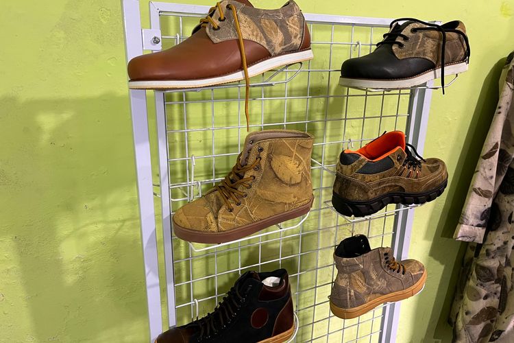Sepatu produksi Jarihitam Ecoprint, bisnis milik Irfan Kristiyanto yang mengolah material alam menjadi beragam produk bercorak alam yang unik.