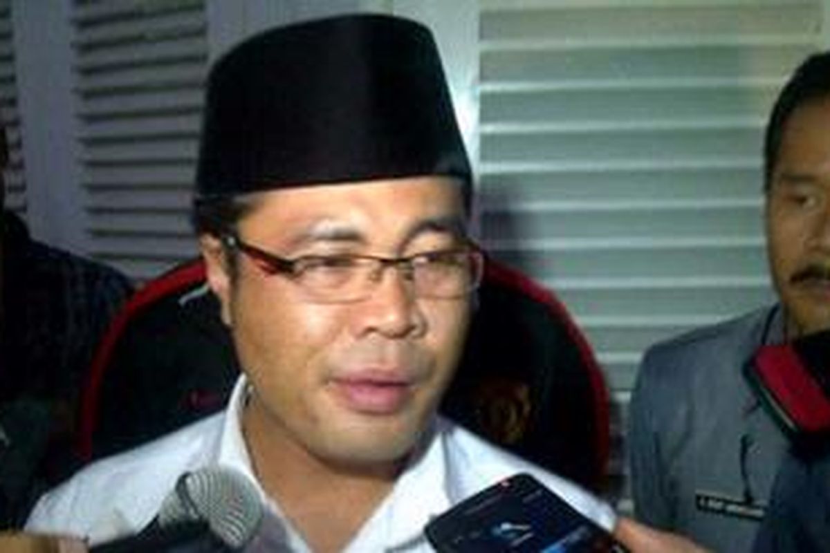 Bupati Garut Aceng H.M Fikri saat diwawancarai wartawan usai memenuhi panggilan Gubernur Jawa Barat di Gedung Pakuan, Jalan Otto Iskandardinata, Bandung, Jawa Barat, Senin, (3/12/2012) malam.