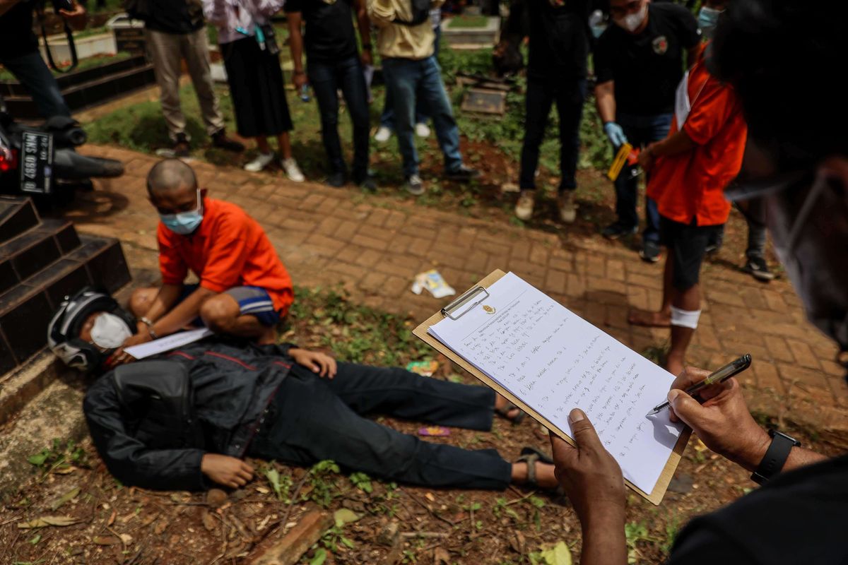 Polisi menggelar rekonstruksi kasus pembunuhan yang dialami oleh seorang koki, VF (22) di Tempat Pemakaman Umum Chober, Ulujami, Pesanggrahan, Jakarta Selatan, Kamis (24/2/2022). Sebelum kasus terkuak dan para pelaku ditangkap, korban VF ditemukan tewas bersimbah darah dan luka tusuk pada Kamis sekitar pukul 05.10 WIB.