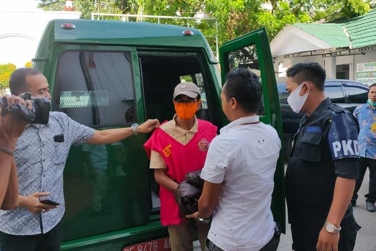 Mantan Kepala Dinas Kehutanan Buru Selatan, Maluku, Muhamad Tuasamu yang juga terpidana korupsi dana reboisasi dan pengkayaan lahan tahun 2010 lahirnya ditangkap dan dieksekusi Kejati Maluku ke Lapas Kelas II A Ambon, Jumat (8/1/2021)