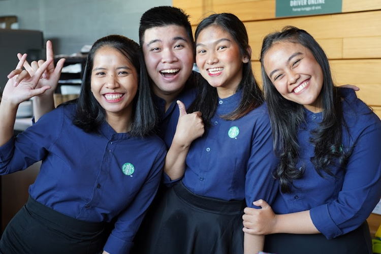 (Ki-ka) Risma Aryuni (barista dengar), Aldyansyah (barista Tuli), Chelsy Prillia (barista Tuli), Rifka Triamanda (barista dengar). Dari segelas kopi racikan barista Tuli dan barista dengar di Starbucks Signing Store Tata Puri, Jakarta, orang dengar belajar ?mendengar? dengan bahasa isyarat. Di gerai ini, Bahasa Isyarat Indonesia (Bisindo) tidak lagi hadir sebagai ?alat bantu?, tetapi sebagai bahasa yang hidup dan digunakan sehari-hari. 
