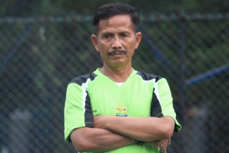 Pelatih Persib Bandung Djadjang Nurjaman saat memimpin latihan Persib di Lapangan Ciujung, Jalan Supratman, Senin (28/11/2016). KOMPAS.com/DENDI RAMDHANI 