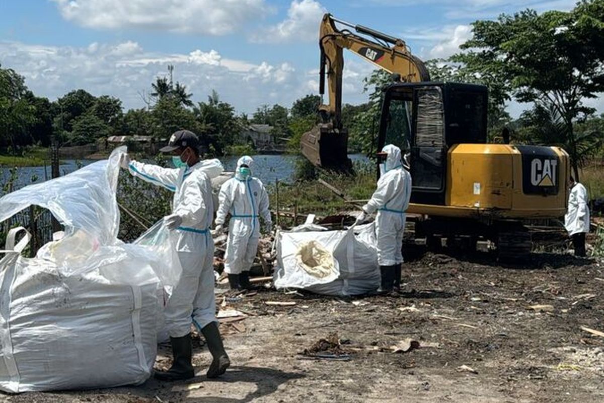 Petugas sedang mengangkut material yang terpapar zat radioaktif untuk di bawa ke tempat penyimpanan sementara di gudang PT PMT, Kawasan Industri Cikande, Modern.