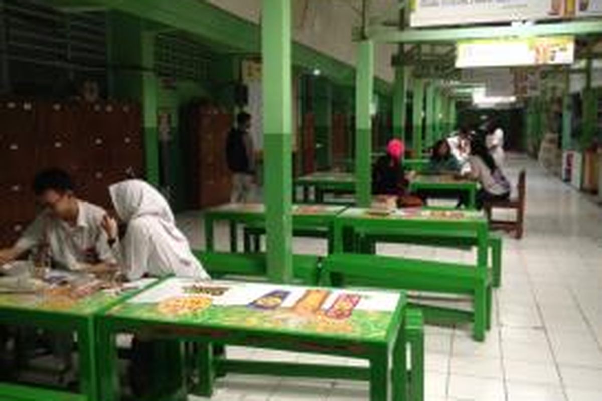 Beberapa murid kelas 12 SMA Negeri 78, Jakarta Barat, berkumpul di kantin sembari menunggu Ujian Nasional (UN) berbasis komputer, Senin (13/4/2015) pagi. Berbeda dengan pelaksanaan UN pada umumnya, kali ini para murid terlihat senang dan tidak banyak yang membawa buku untuk belajar lagi. Kebanyakan mereka hanya bercanda dan mengobrol satu sama lain.
