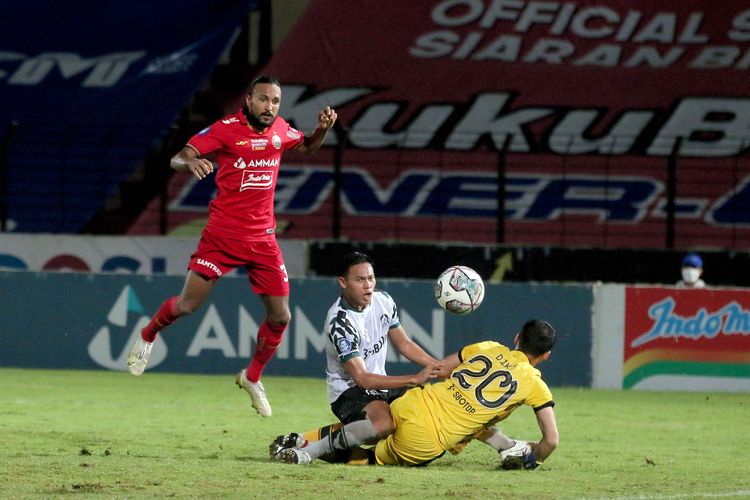 Pemain asing Rohit Chand diganggu pemain dan penjaga gawang Persikabo 1973 saat pertandingan pekan ke-15 Liga 1 2021-2022 yang berakhir dengan skor 1-0 di Stadion Sultan Agung Bantul, Jumat (3/12/2021) malam.