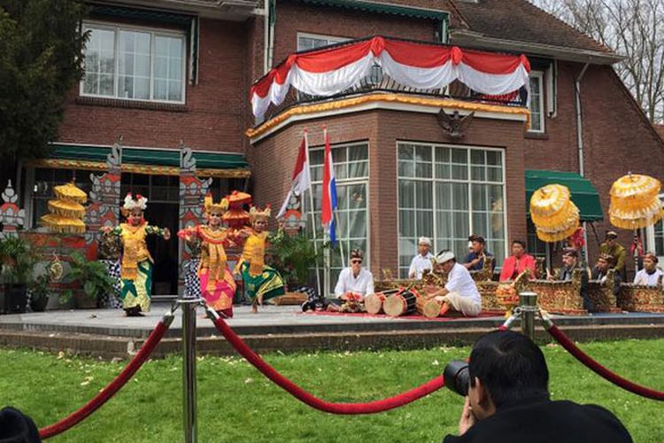 Legong keraton yang dibawakan masyarakat Hindu Bali di Eropa dalam merayakan Galungan dan Kuningan di Wisma Duta Besar, Wassenaar Belanda, Sabtu (15/4/2017).