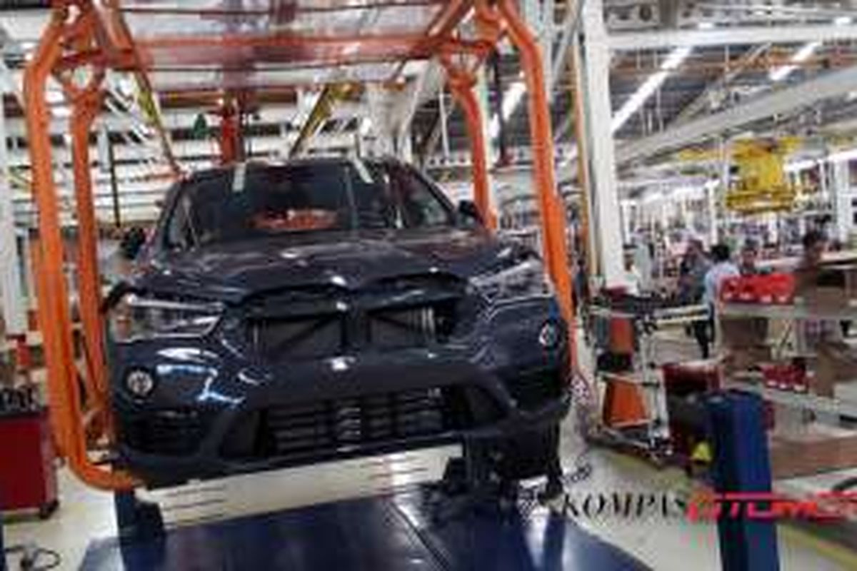 BMW All-New X1sedang dalam tahap perakitan di pabrik Gaya Motor di Sunter, Jakarta Utara. 