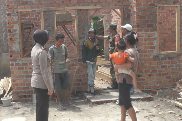 Kapolres Prabumulih AKBP Andes Susanti memantau langsung pembangunan rumah milik Zikriyanto.