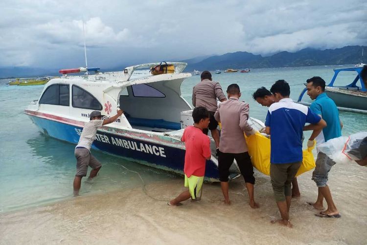 Suasana evakuasi jenazah wisatawan asal Madiun yang menjadi korban tenggelam saat snorkeling di Gili meno, Lombok utara.