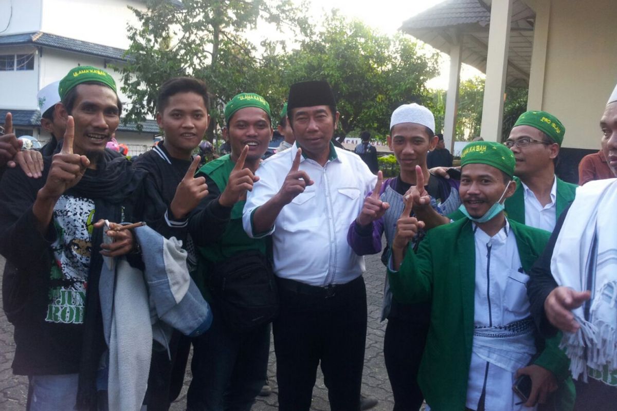 Politisi PPP Abraham Lunggana alias Lulung di tengah   pendukungnya di acara Istigasah Kubro Forum Ulama Kabah (FUK) dan   Silaturahmi Ulama-Umara Menyongsong Gubernur Jawa Tengah yang Pro   Umat Islam di Gedung Korpri, Jalan Gatot Subroto, No 2A Ungaran, Kabupaten   Semarang, Rabu (26/7/2017) sore.