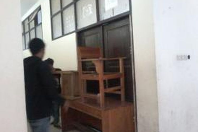 Mahasiswa memboikot perkuliahan di setiap Fakultas di Universitas Haluoleo dengan cara menumpuk meja dan kursi. Itu dilakukan mahasiswa sebagai protes terhadap kebijakan rektor yang telah mengeluarkan tiga rekannya dari kampus itu.