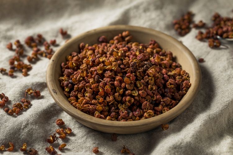 Szechuan peppercorn alias huajiao, sejenis merica khas Szechuan yang menciptakan sensasi mati rasa di sekujur mulut.