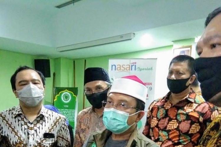 Ketua KSPPS Nasari Syariah Chandra Vokav Saritua (paling kanan), Ketua Satgas Covid-19 MUI Nadjamuddin Ramly (tengah), dan Wakil Ketua KSP Nasari Frans Meroga Panggabean (paling kiri) memberi keterangan kepada awak media sewaktu Penyerahan Bantuan Nasari Group kepada Majelis Ulama Indonesia (MUI), Senin (18/5/2020)
