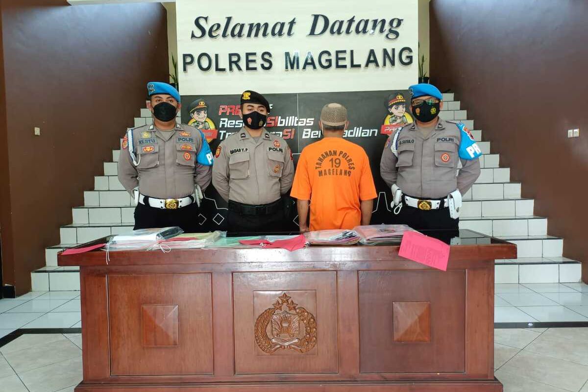 Mantan Kepala Desa (Kades) Mangunsari, Kecamatan Windusari, Kabupaten Magelang, Jawa Tengah, berinisial L (51) menjadi tersangka atas dugaan kasus tindak pidana korupsi yang mengakibatkan kerugian negara mencapai Rp 314 juta, Sabtu (12/3/2022).