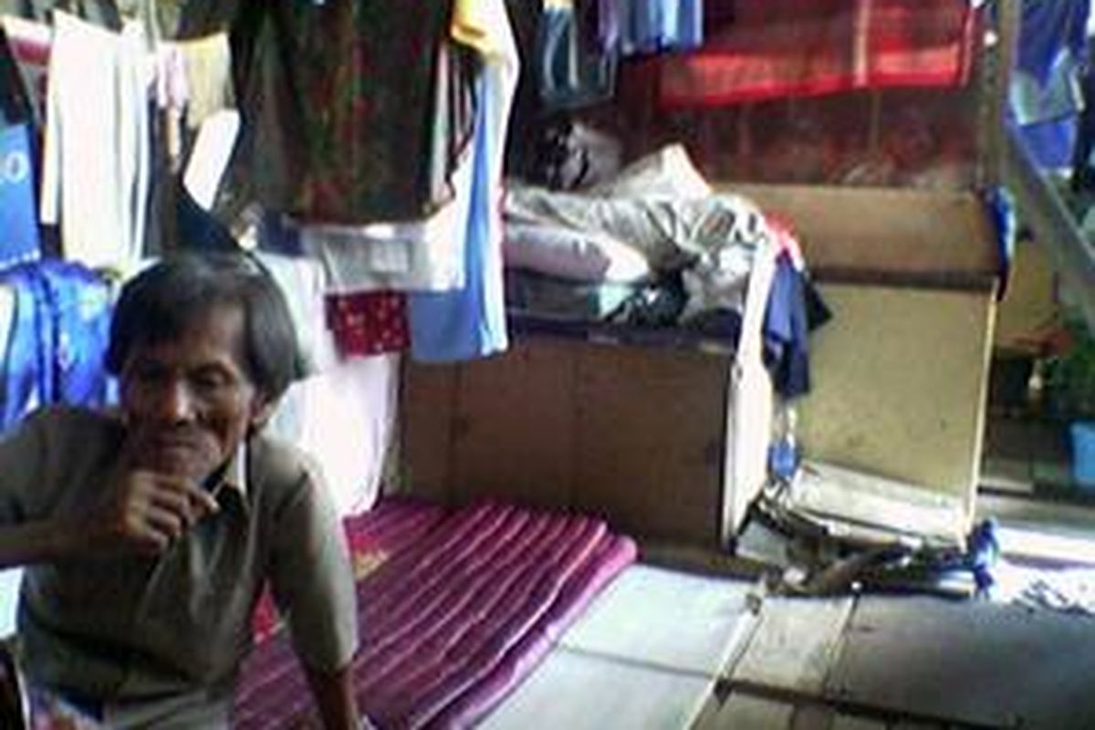 Pak Jaim (67) menempati rumahnya yang dibangun di antara rangka jembatan di kawasan Manggarai, Jakarta Selatan. 